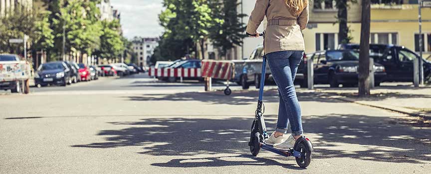 E Scooter trotz Fahrverbot, über rote Ampel oder mit Handy? Strafe bei Verkehrsverstößen