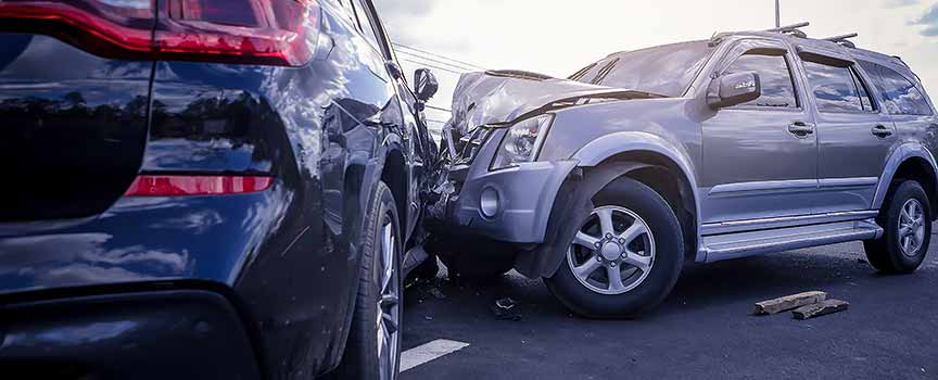 Unfall beim Überholen eines Linksabbiegers – Wer haftet?
