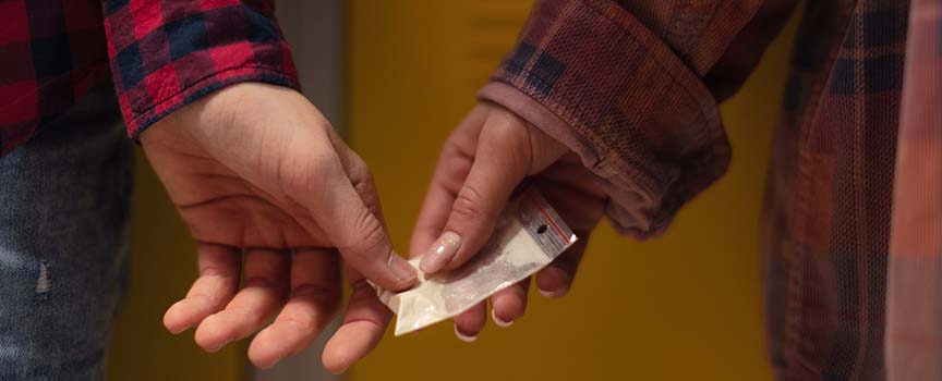 Welche Strafe droht für Drogenbesitz und Drogenhandel nach Jugendstrafrecht?